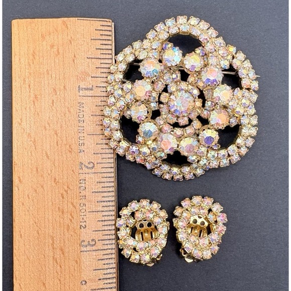 Vintage Layered AB Aurora Borealis Crystal Gold Tone Brooch & Clip Earrings Set - Picture 11 of 11
